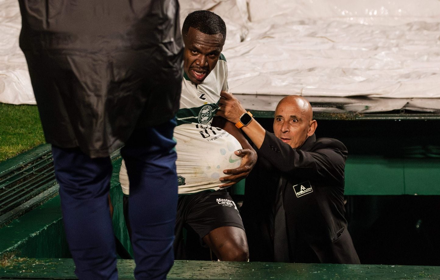Brésil : Jacy se blesse dans un escalier après un but annulé.