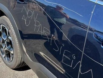 Bretagne : « Parigot, dehors »… Des voitures de touristes dégradées, joggeuse agressée