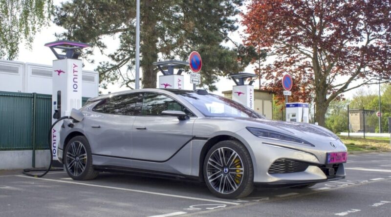 BYD réussit en Europe : la Denza Z9GT débloque la borne la plus rapide de France