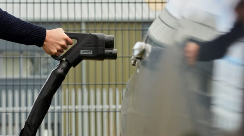 Ce qui se passe dans une borne de recharge en branchant votre voiture