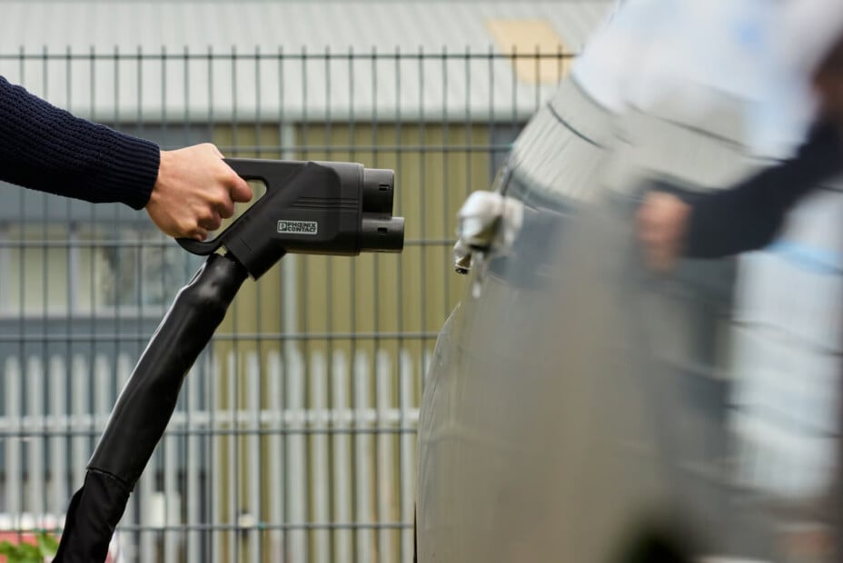 Ce qui se passe dans une borne de recharge en branchant votre voiture