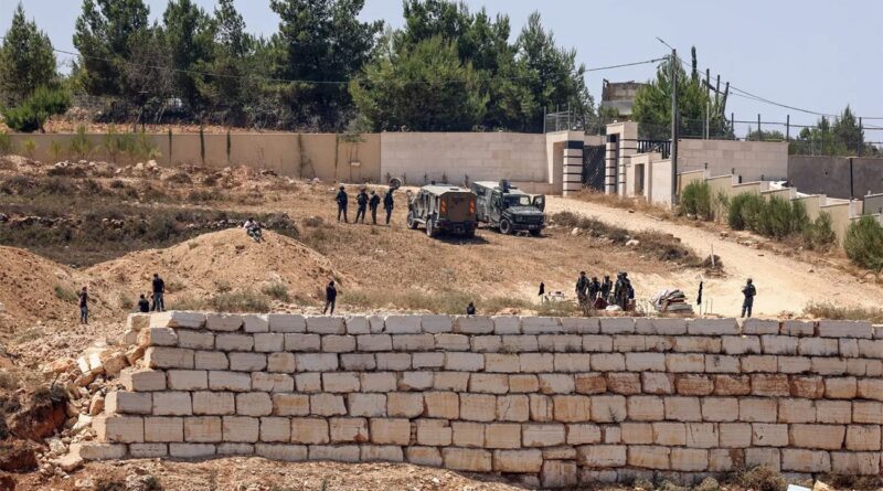 Cisjordanie : Trois maisons palestiniennes assiégées à Qusra, colonie réinstallée depuis 2005