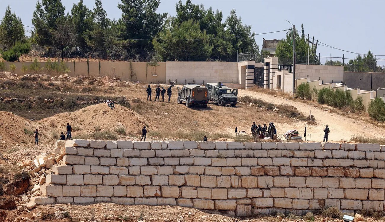 Cisjordanie : Trois maisons palestiniennes assiégées à Qusra, colonie réinstallée depuis 2005