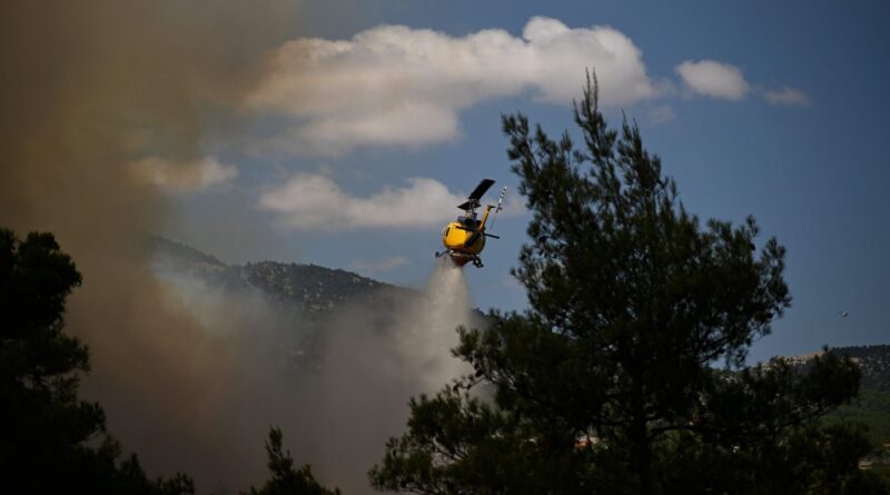 Collision de deux hélicoptères en Grèce lors de la lutte contre un incendie.
