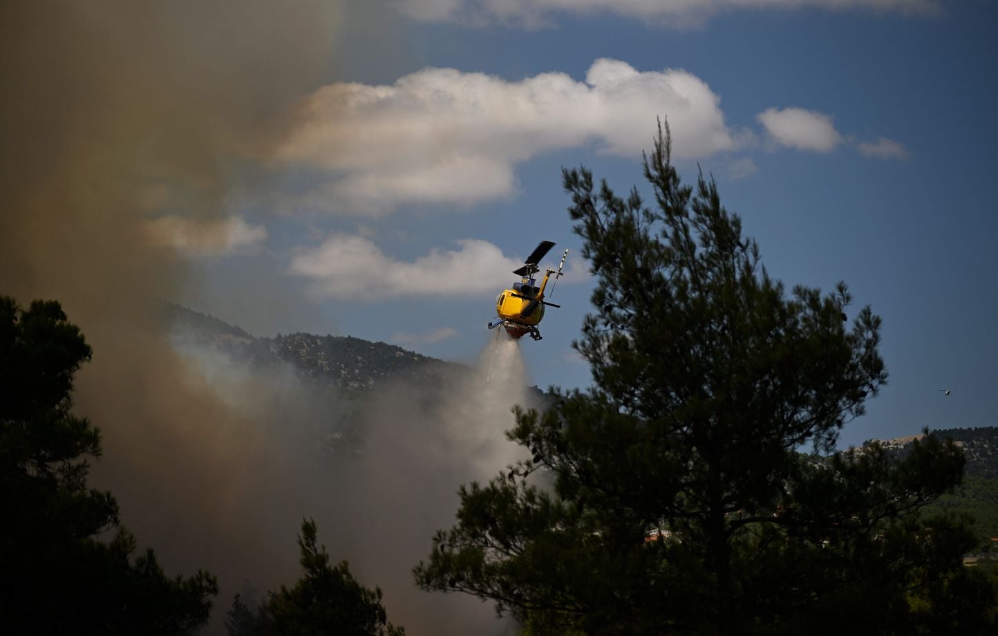 Collision de deux hélicoptères en Grèce lors de la lutte contre un incendie.
