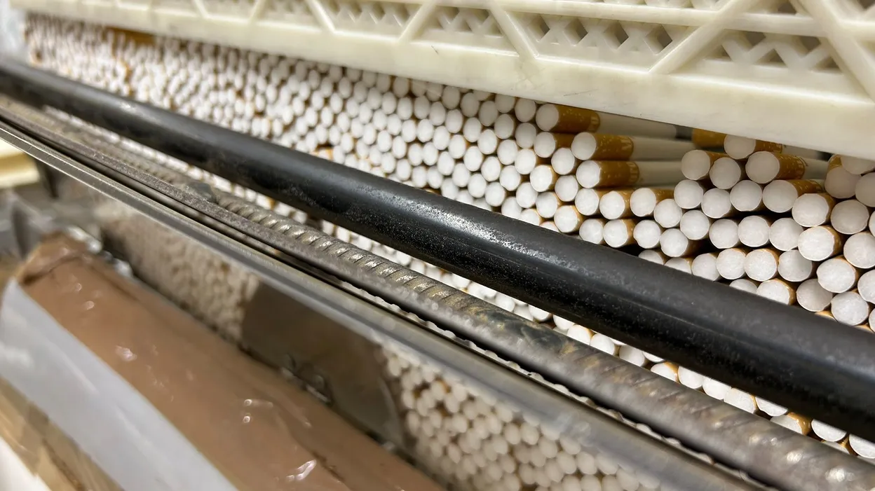 Démantèlement d'une importante fabrique clandestine de cigarettes à Monceau-sur-Sambre