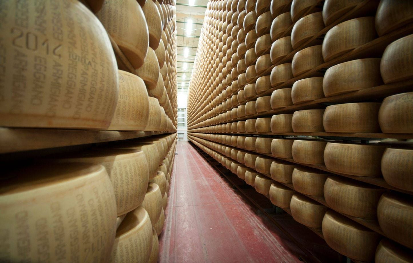 Dévaluation du Parmigiano : la canicule menace les « banques de fromage » en Italie