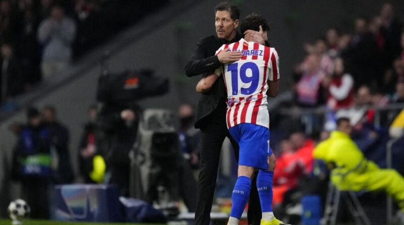 Diego Simeone bloque définitivement le Barça pour Julian Alvarez à l'Atlético de Madrid.