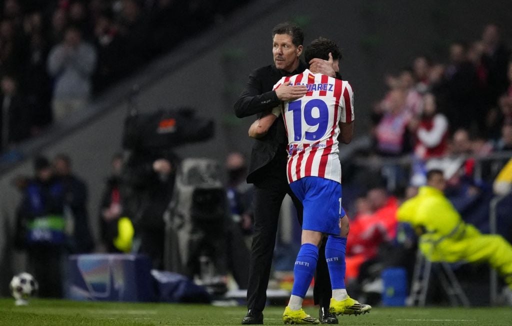 Diego Simeone bloque définitivement le Barça pour Julian Alvarez à l'Atlético de Madrid.