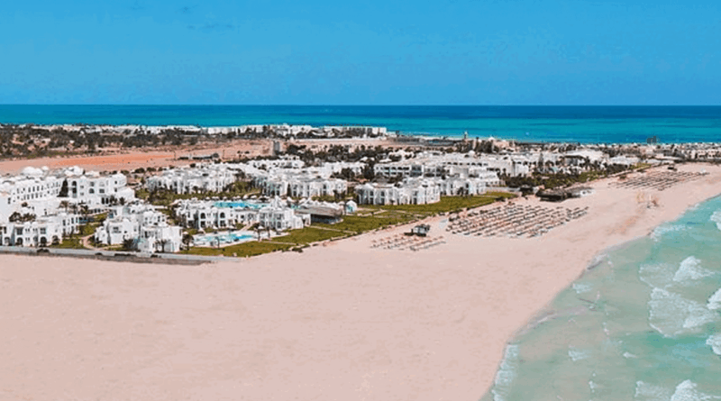 Djerba : des condamnés nettoient une plage dans une peine alternative