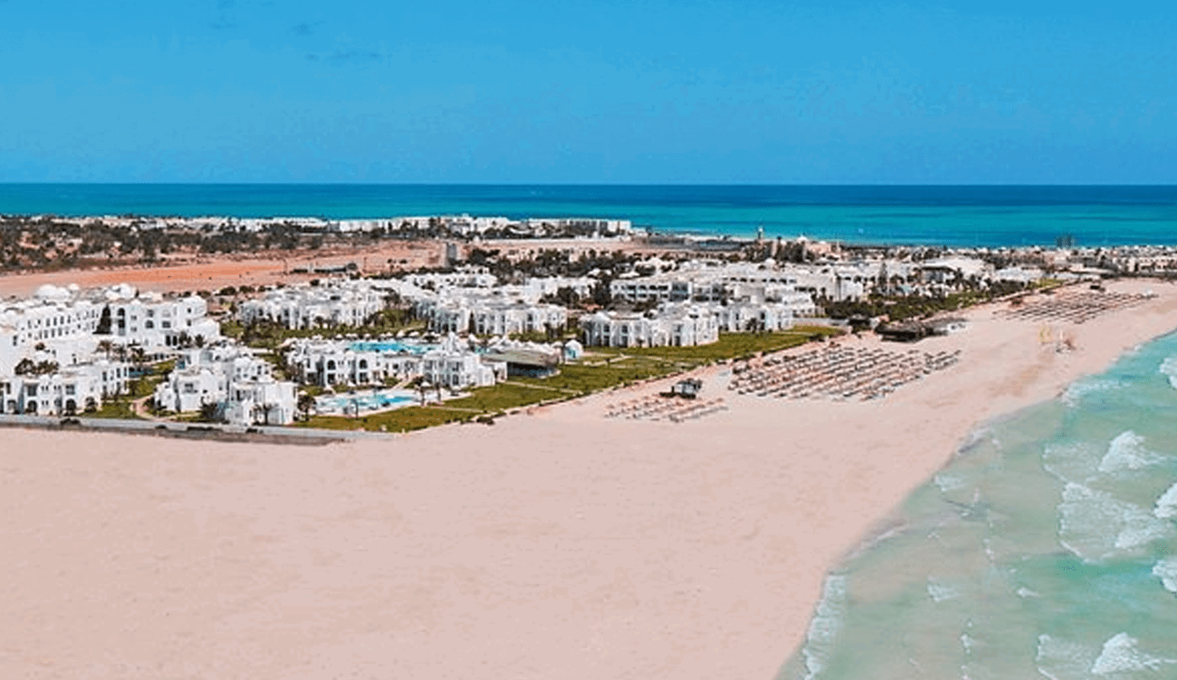 Djerba : des condamnés nettoient une plage dans une peine alternative