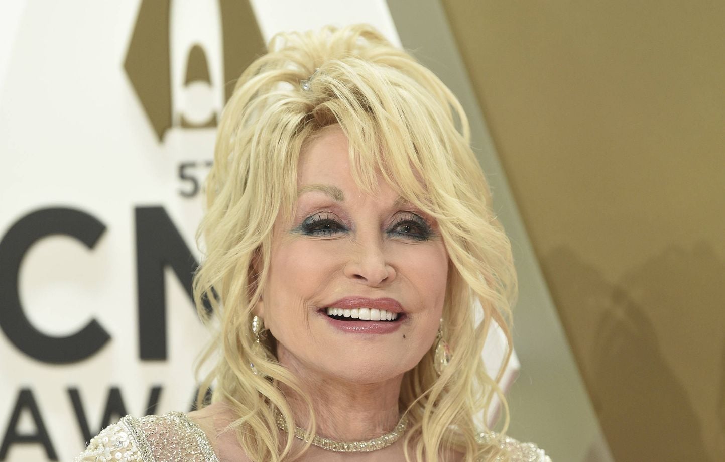 Dolly Parton décède : une chanson cachée à découvrir en 2045