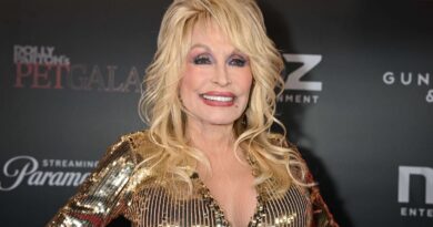 Dolly Parton honorée par Mick Jagger, Julia Roberts, Trump, Clinton, Bezos…