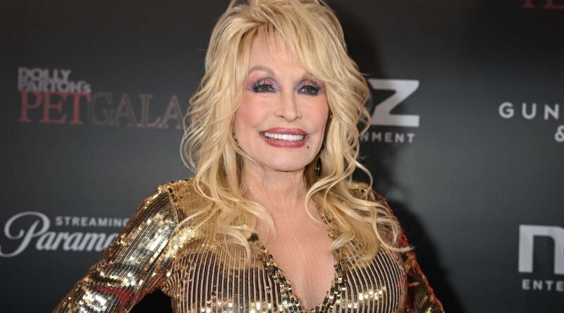 Dolly Parton honorée par Mick Jagger, Julia Roberts, Trump, Clinton, Bezos…