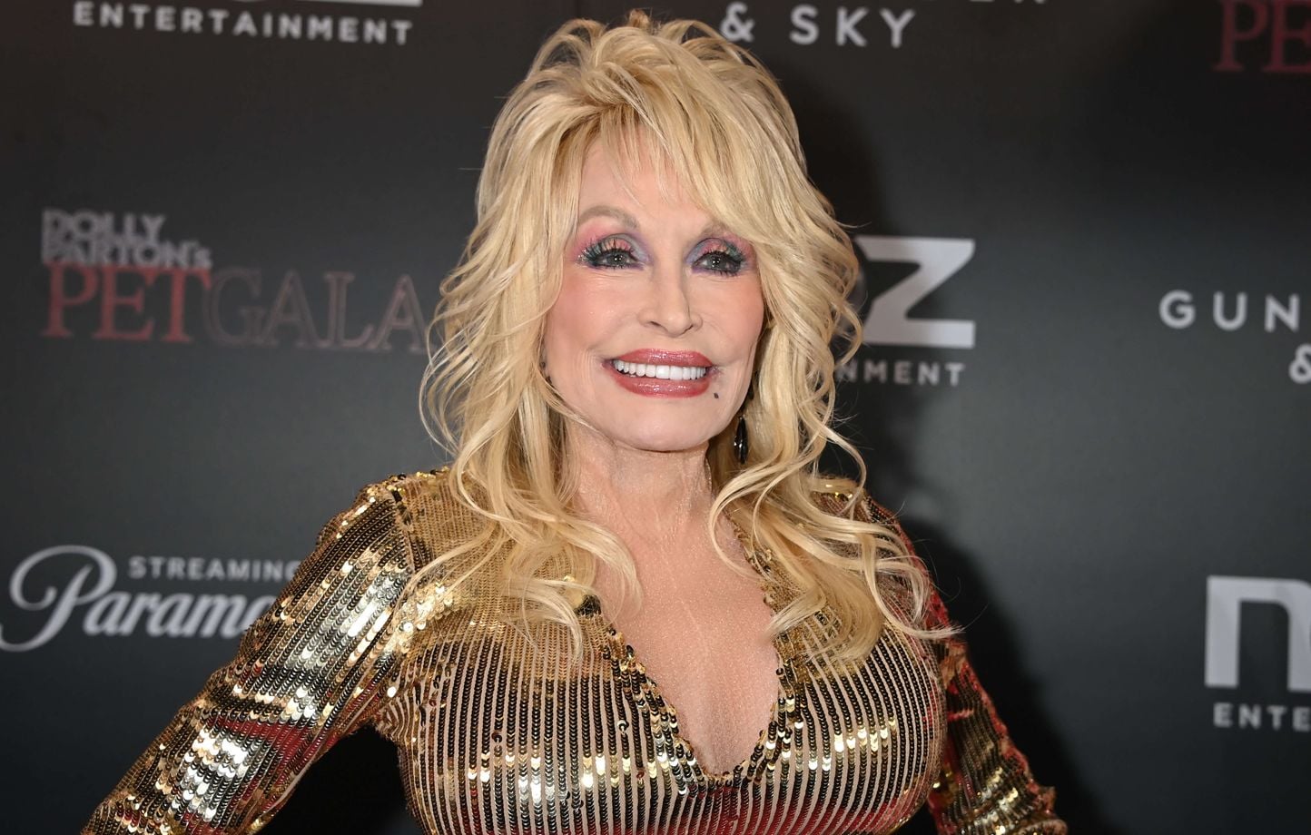 Dolly Parton honorée par Mick Jagger, Julia Roberts, Trump, Clinton, Bezos…