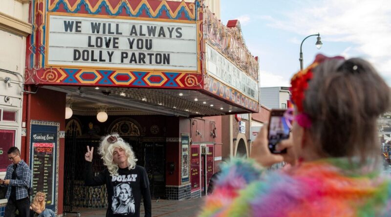 « Dolly Parton, une alliée en or pour la communauté LGBT+ »