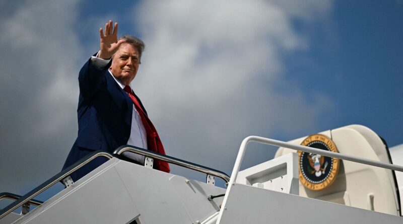 Donald Trump monte dans Air Force One, mais n’y est plus au décollage : manœuvre contre menace iranienne.