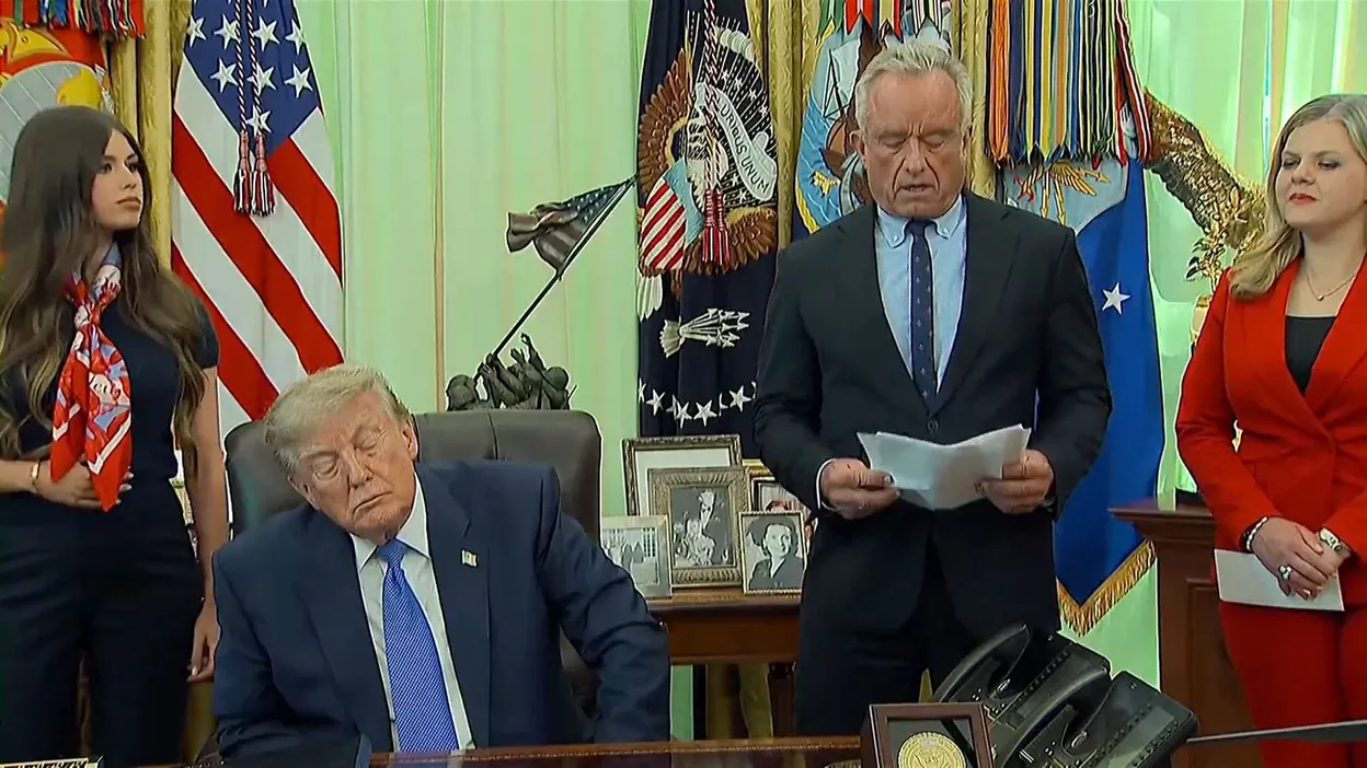 Donald Trump relance sa guerre contre les vaccins lors de la présentation de Robert F. Kennedy Jr.
