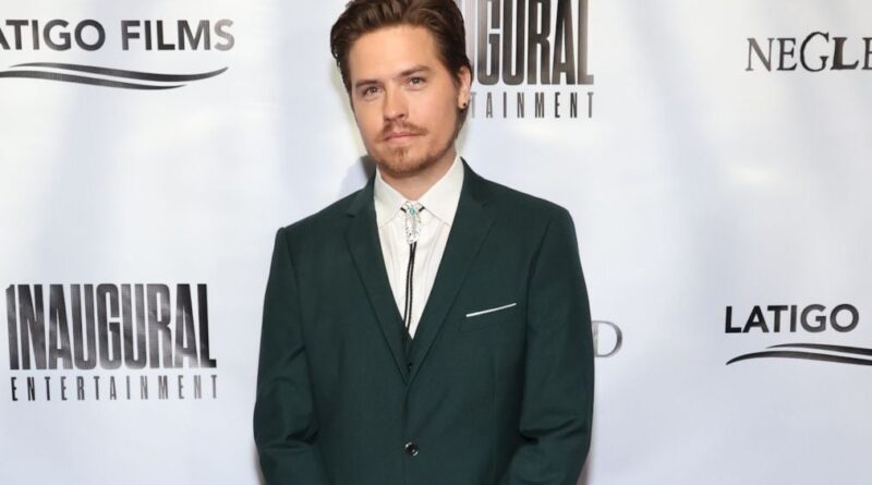 Dylan Sprouse stoppe la cigarette après sa rencontre avec David Lynch.