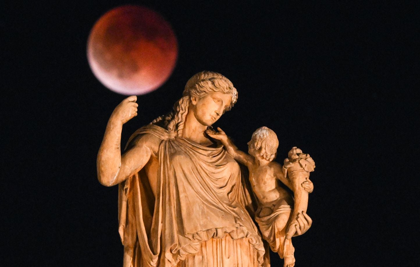 Éclipse lunaire du 28 août : Observations de la Lune orange en France.