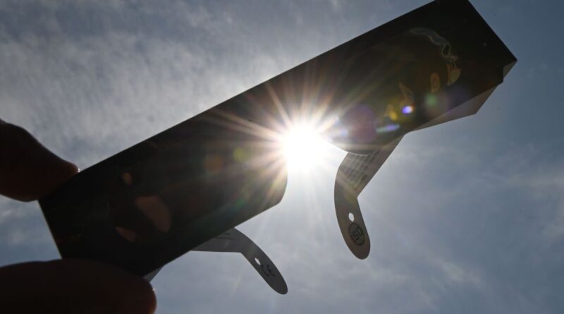 Eclipse solaire du 12 août : Peut-on garder ses lunettes de protection ?