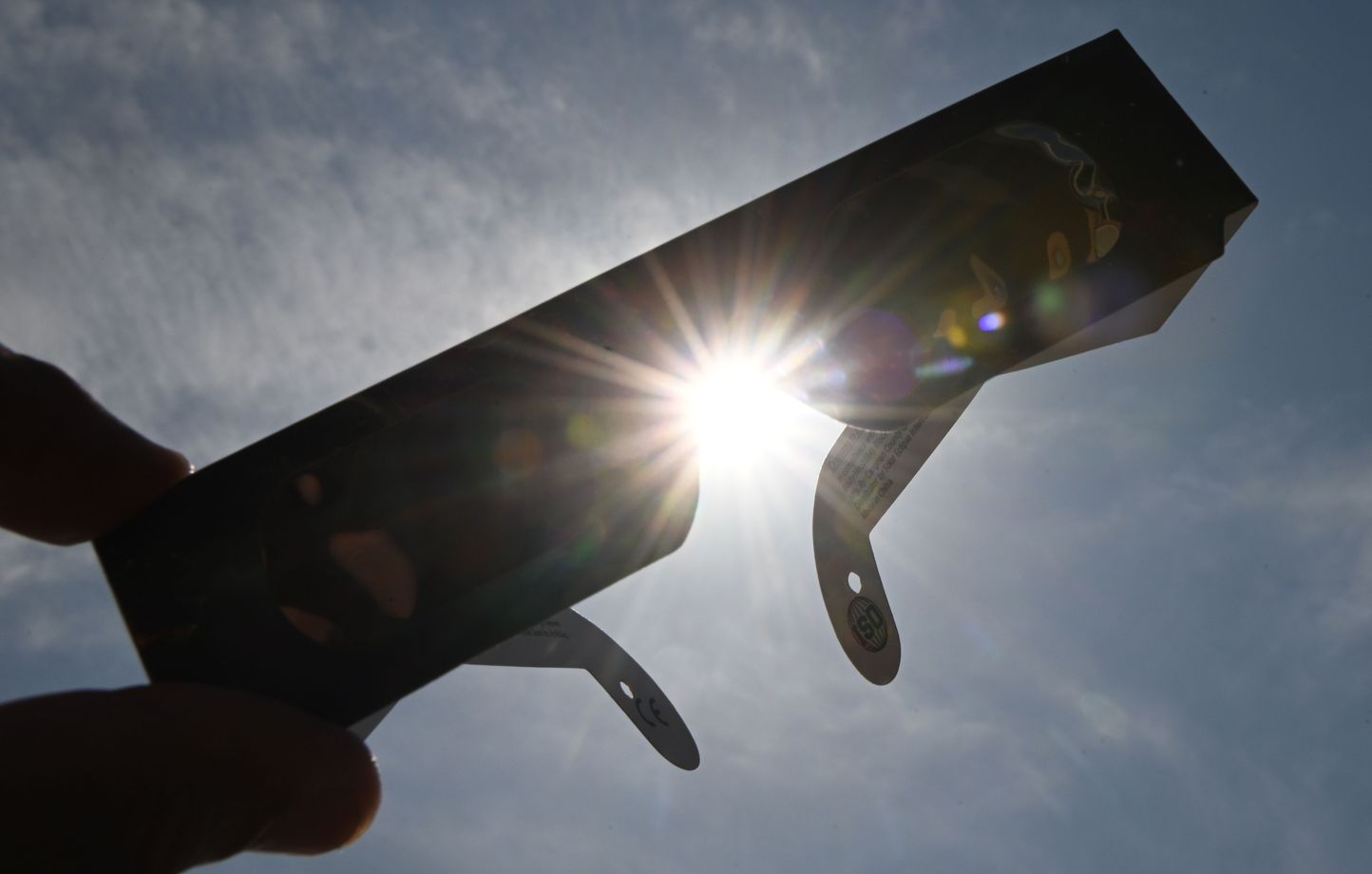 Eclipse solaire du 12 août : Peut-on garder ses lunettes de protection ?