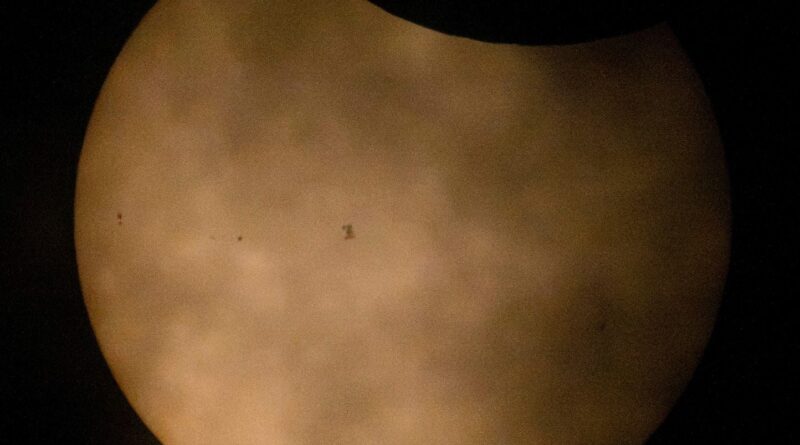 Eclipse solaire du 12 août : photo incroyable de l’ISS devant le Soleil