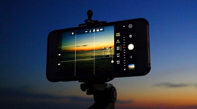 Éclipse solaire du 12 août : photographier avec un smartphone interdit sans filtre spécial.