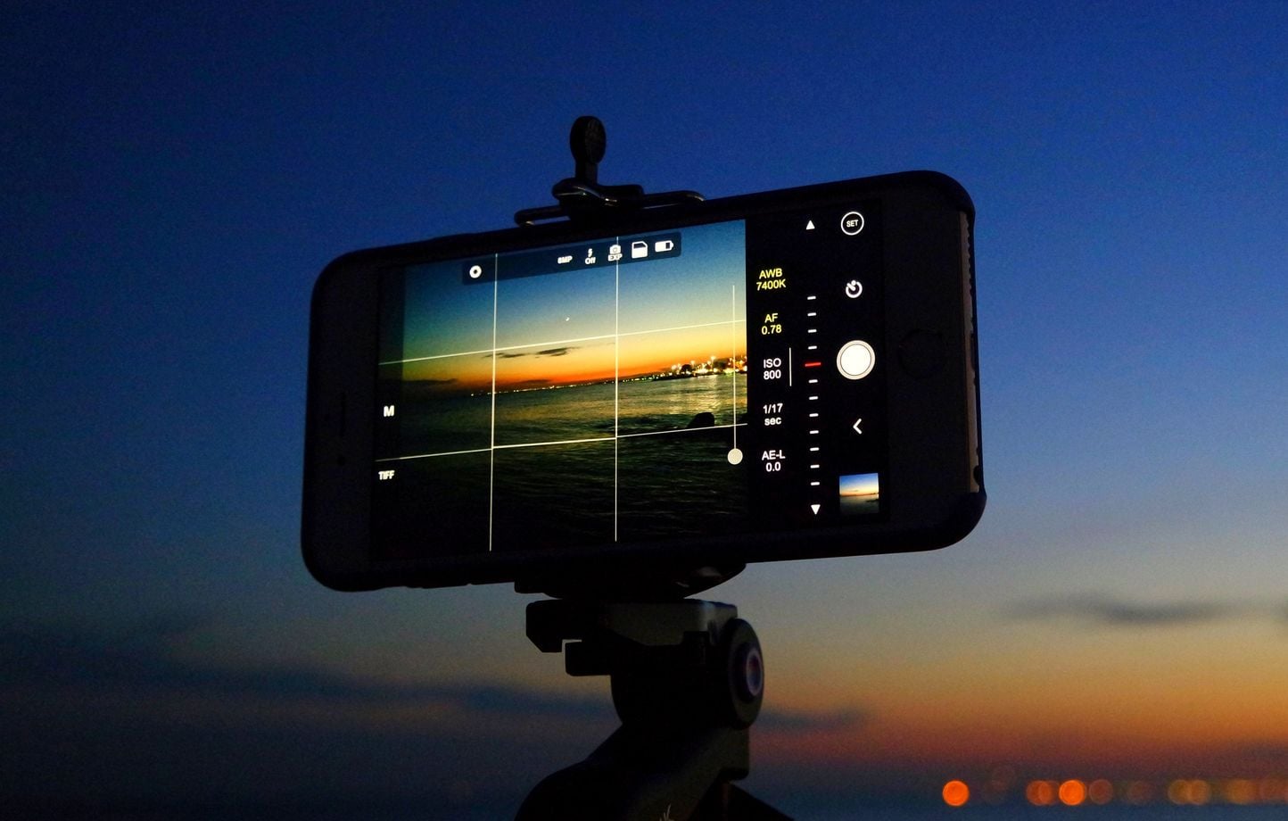 Éclipse solaire du 12 août : photographier avec un smartphone interdit sans filtre spécial.