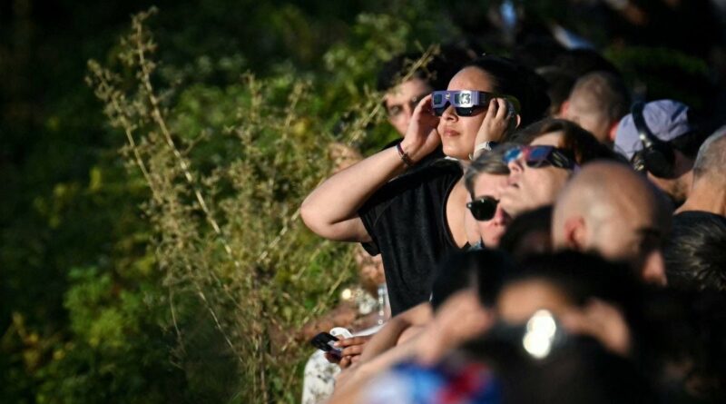 Eclipse solaire du 12 août : « Un paquet de chips contre des lunettes » dans un parc parisien