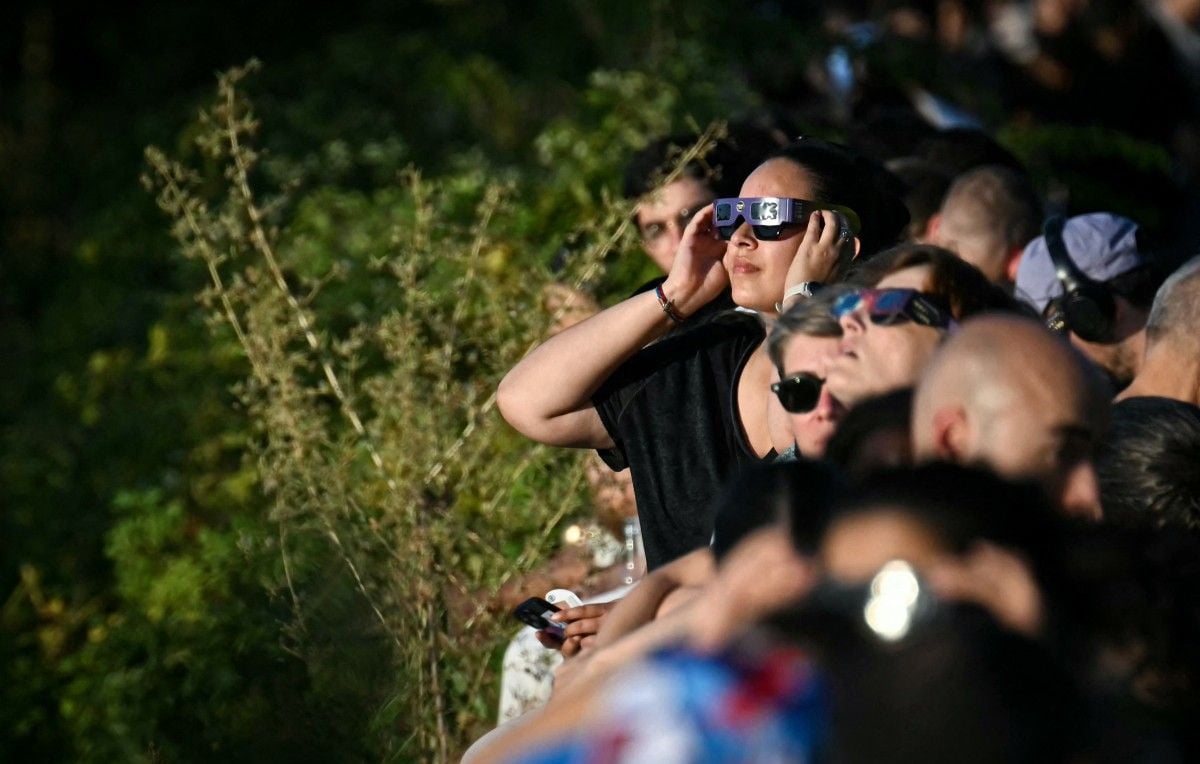 Eclipse solaire du 12 août : « Un paquet de chips contre des lunettes » dans un parc parisien