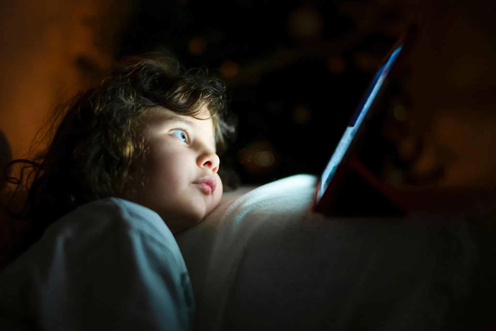 Enfants : dangers des réseaux sociaux et de l'intelligence artificielle alertés