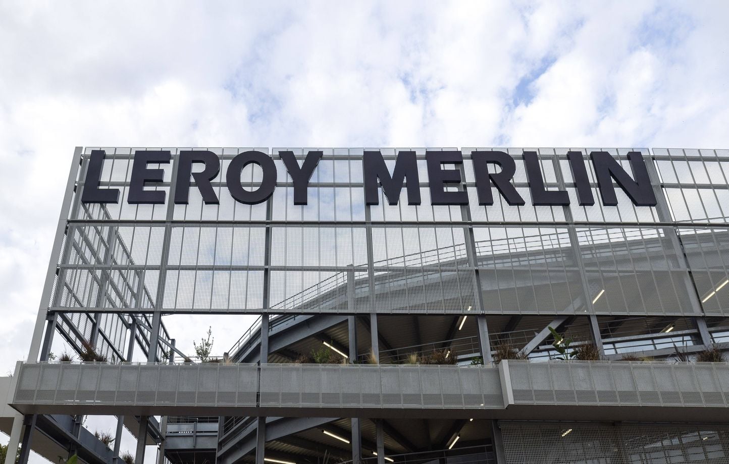 Espagne : Leroy Merlin doit réintégrer une caissière licenciée après vol d'argent par des clients.