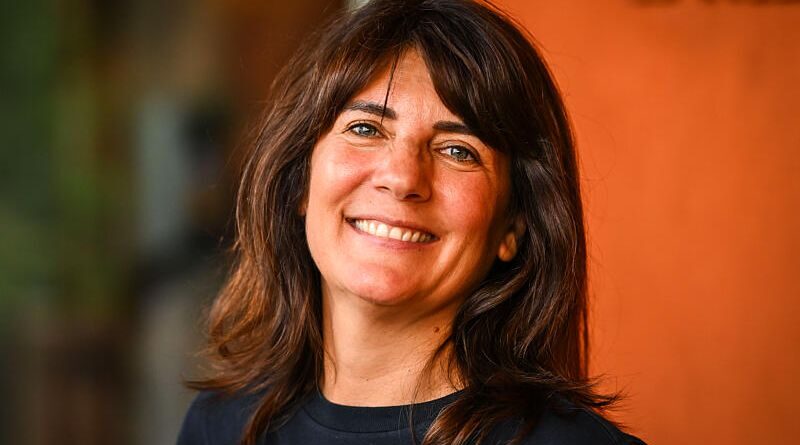 Estelle Denis sous le feu des critiques pour ses remarques sur le staff de Zinédine Zidane, nouveau coach de l’équipe de France.