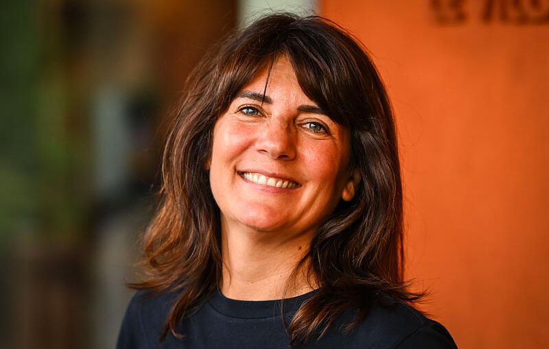 Estelle Denis sous le feu des critiques pour ses remarques sur le staff de Zinédine Zidane, nouveau coach de l’équipe de France.