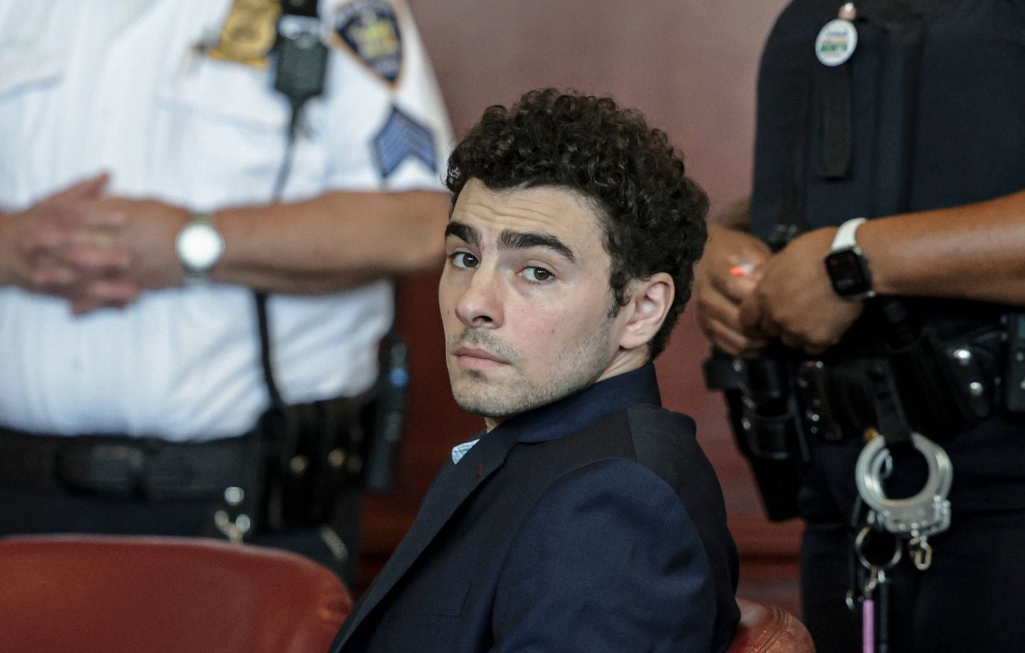 Etats-Unis : La justice new-yorkaise reporte le procès de Luigi Mangione après ses aveux.