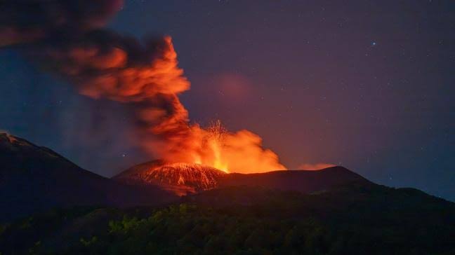 Etna en éruption : les cendres se dispersent vers le sud, risque pour la Tunisie ?