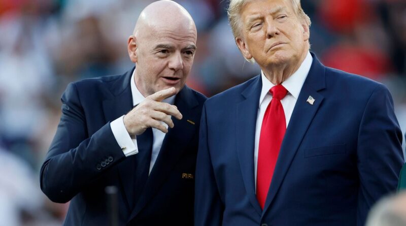 Football : Donald Trump soutient Gianni Infantino, en difficulté à la FIFA