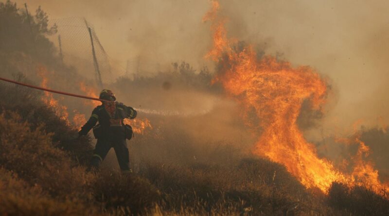Grèce : Évacuation de vacanciers d'une île de la mer Égée à cause d'un incendie