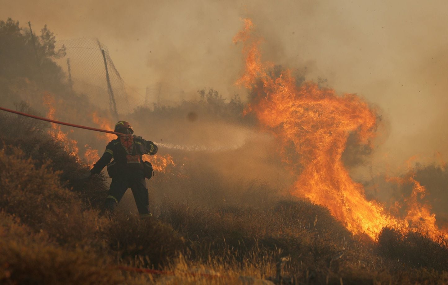 Grèce : Évacuation de vacanciers d'une île de la mer Égée à cause d'un incendie