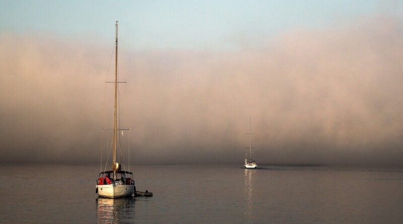 Grèce : Un brouillard « hivernal » mystérieux enveloppe les îles des Cyclades
