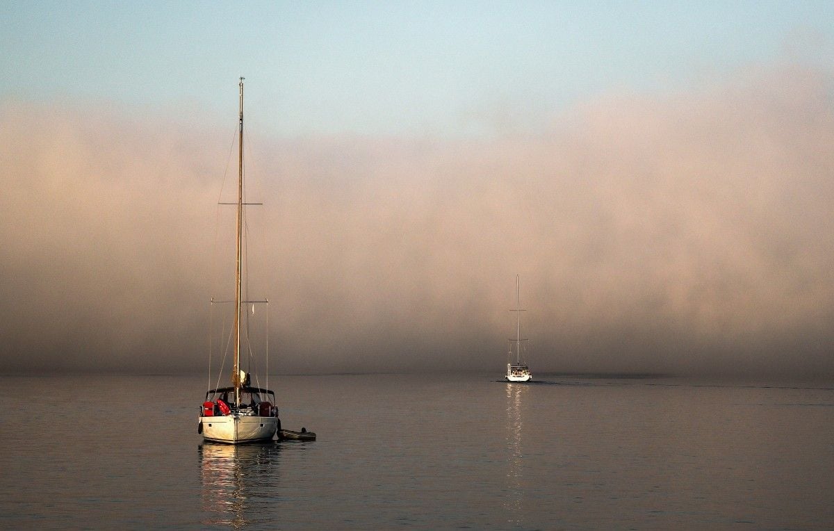 Grèce : Un brouillard « hivernal » mystérieux enveloppe les îles des Cyclades