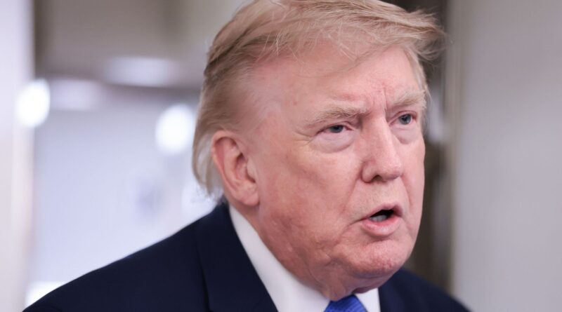 Guerre au Moyen-Orient : Trump affirme que l'Iran doit choisir entre "accord" ou "capitulation totale"