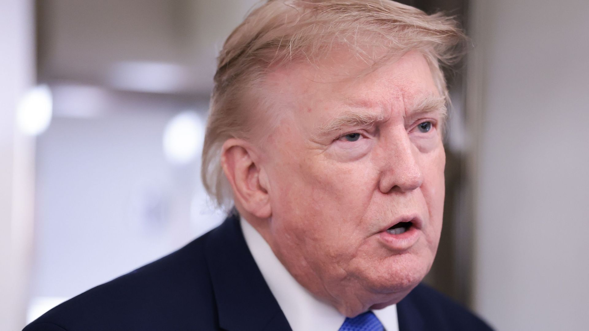 Guerre au Moyen-Orient : Trump affirme que l'Iran doit choisir entre "accord" ou "capitulation totale"
