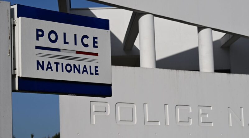 Haut-Rhin : Enquête ouverte contre un policier après photo avec actrice X sous portrait de Macron