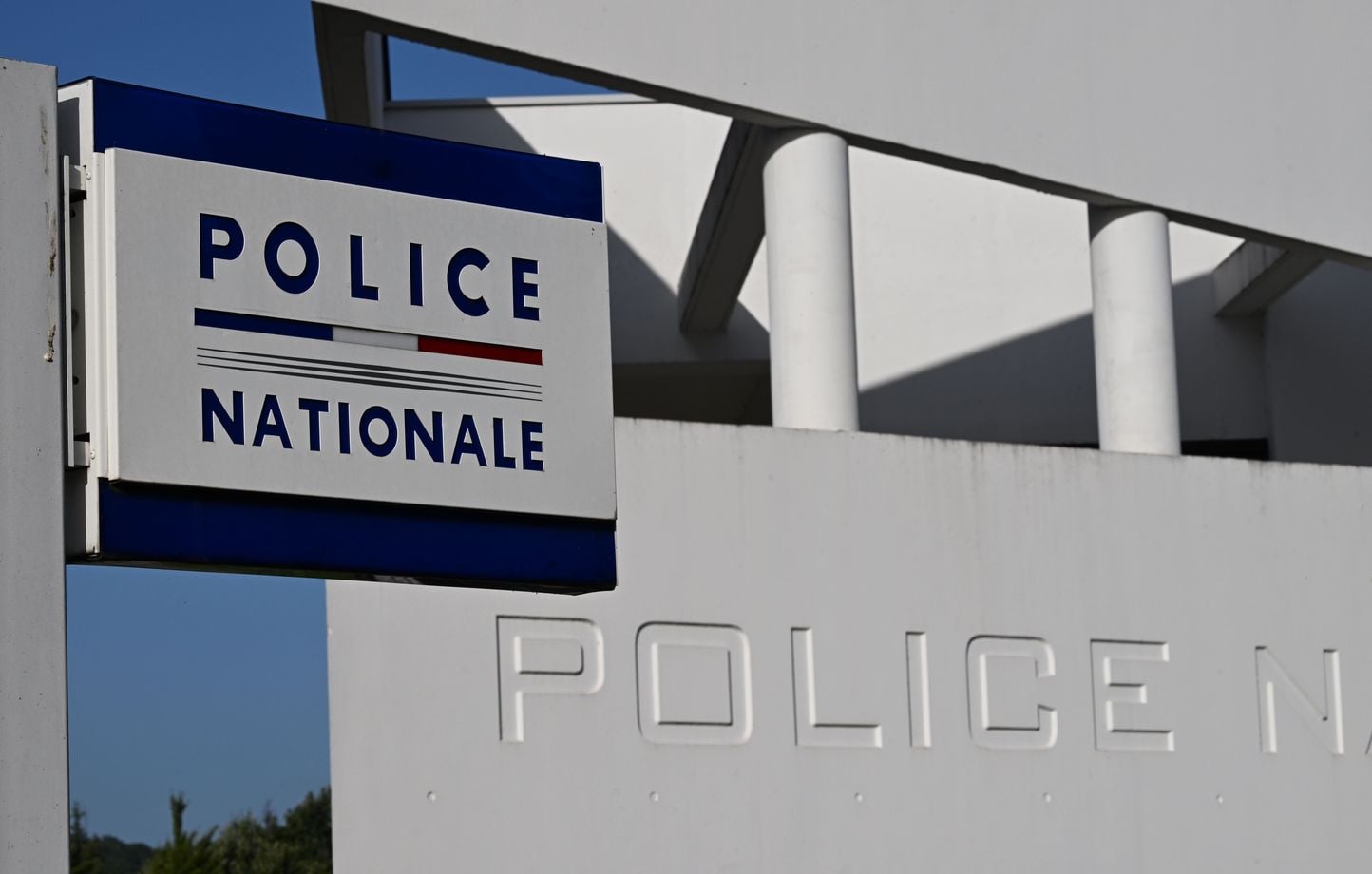 Haut-Rhin : Enquête ouverte contre un policier après photo avec actrice X sous portrait de Macron