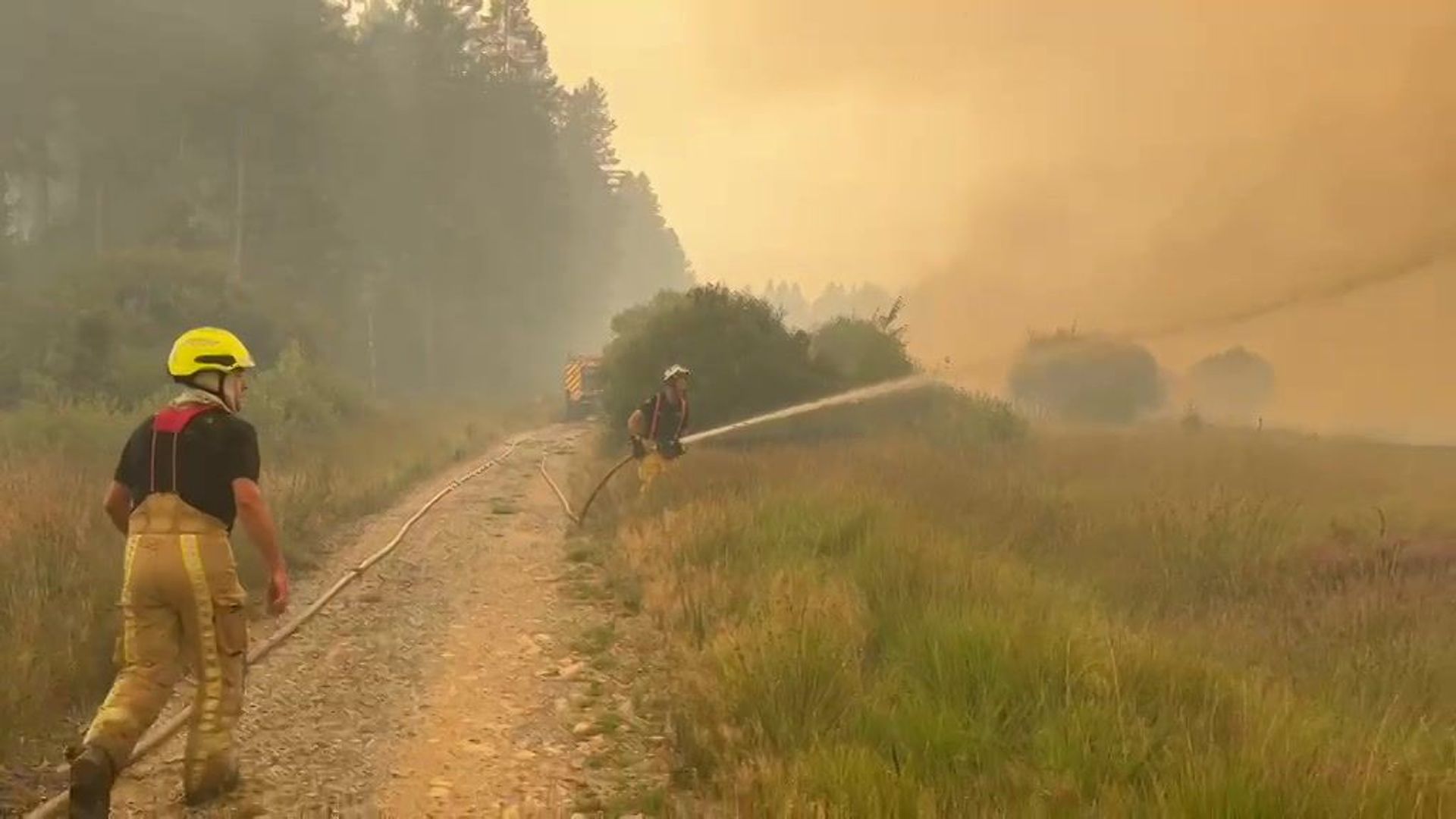Incendie dans les Fagnes : les pompiers attaquent le feu pour la deuxième nuit