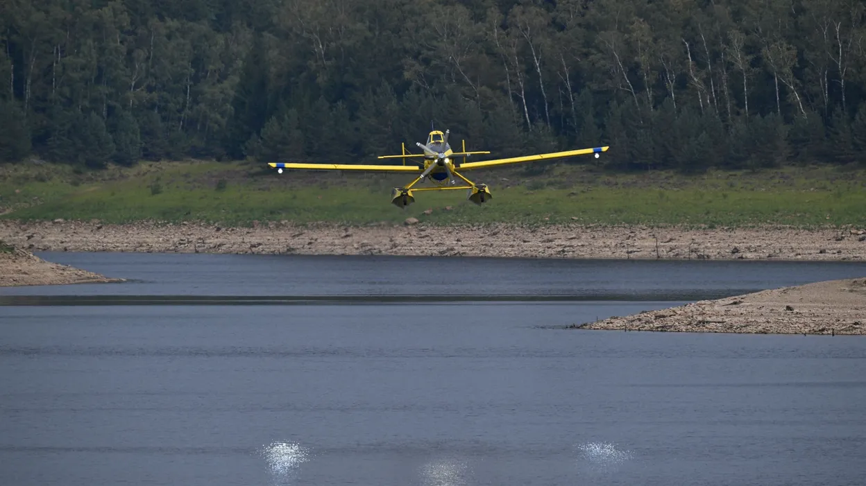 Incendie dans les Fagnes : navigation sur le canal Albert interrompue pour avions suédois