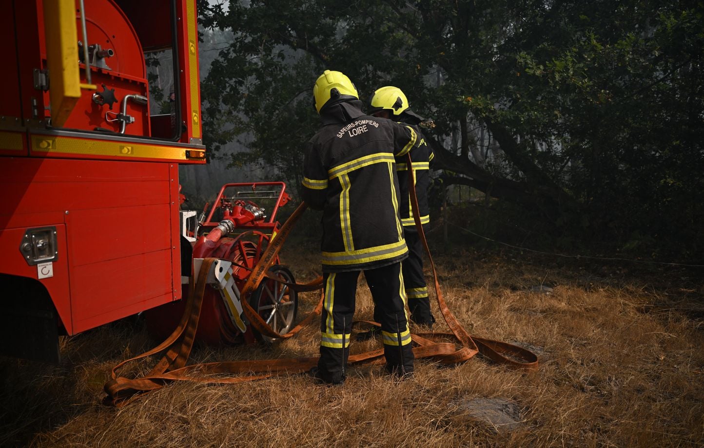 Incendie : Pompiers volontaires face aux pyromanes infiltrés, défiance et fatalité.