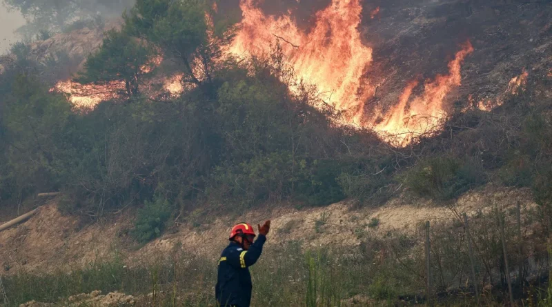 Incendies en Europe : 1100 hectares brûlés en France, habitations en feu en Angleterre, évacuations en Grèce et Croatie.